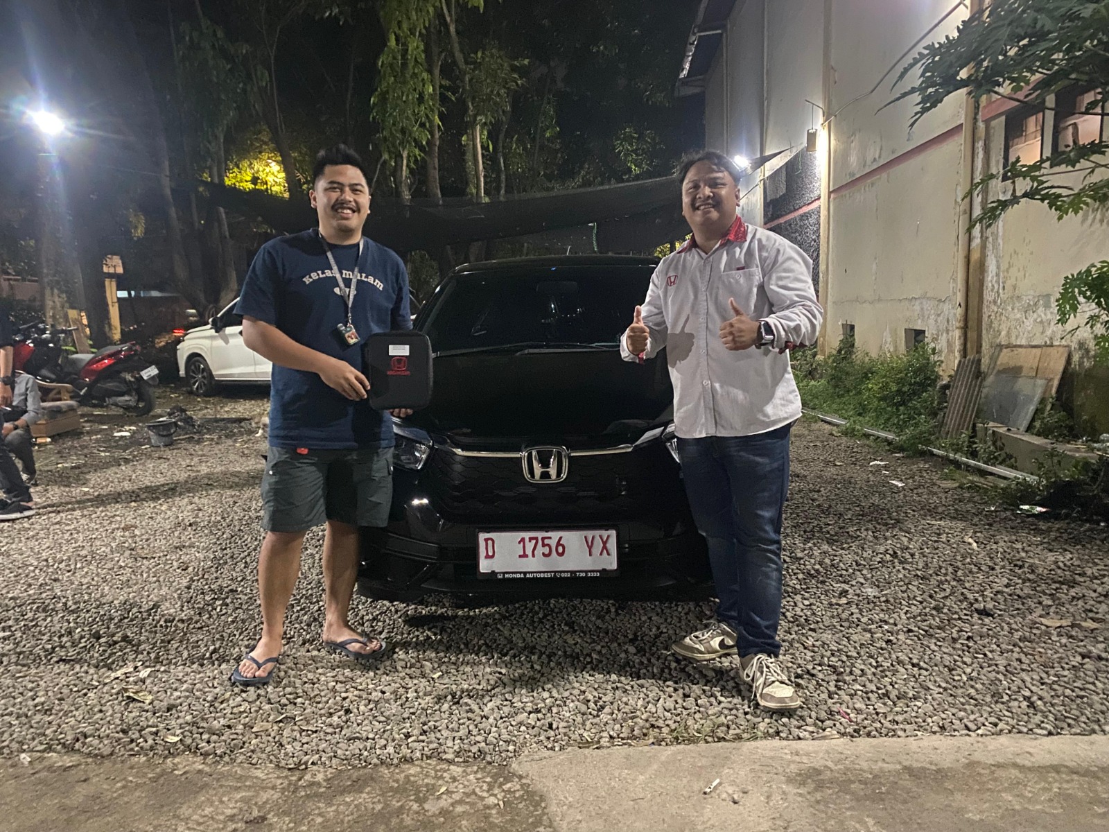 Serah terima unit Honda — pelanggan bersalaman di depan mobil
