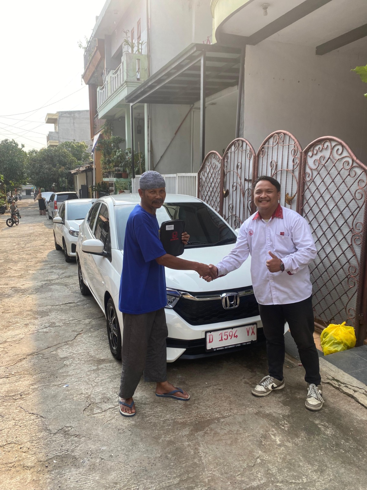 Serah terima unit Honda — pelanggan berpose dengan sales
